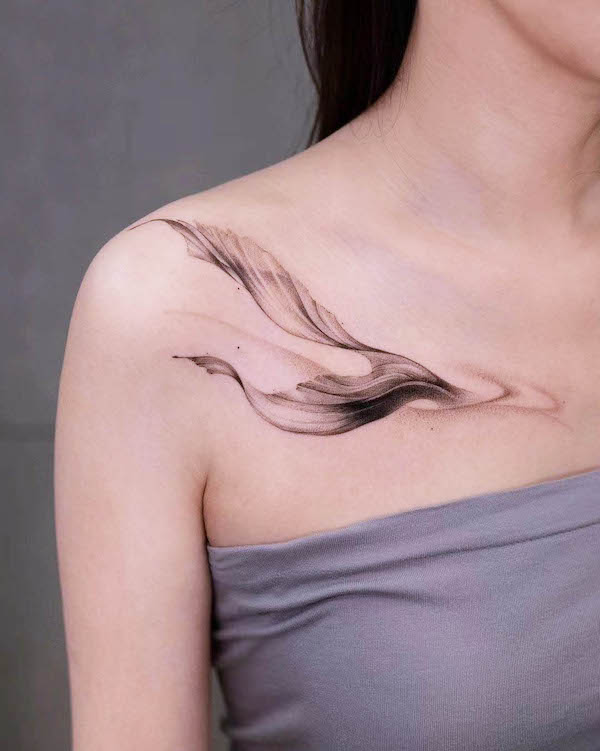 Flowy whale tail collarbone tattoo by @newtattoo_han