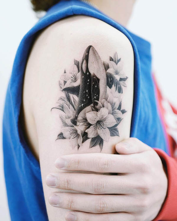 Floral whale tattoo by @nandotattooer