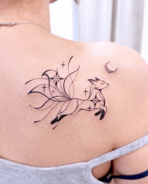 Fox tattoo on the shoulder blade by @e.hyang_.tattoo