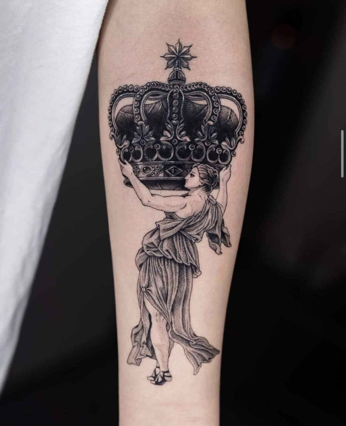 20 Glorious Crown Tattoos To Make You Feel Like Royalty