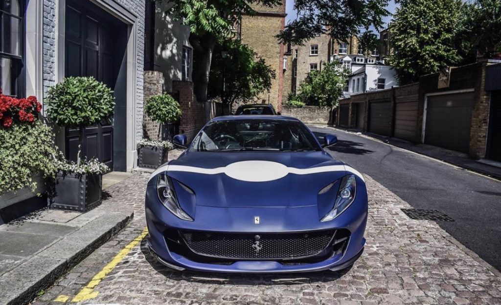 Chiêm ngưỡng Ferrari 812 Superfast trong màu áo xe đua Stirling Moss từng cầm lái