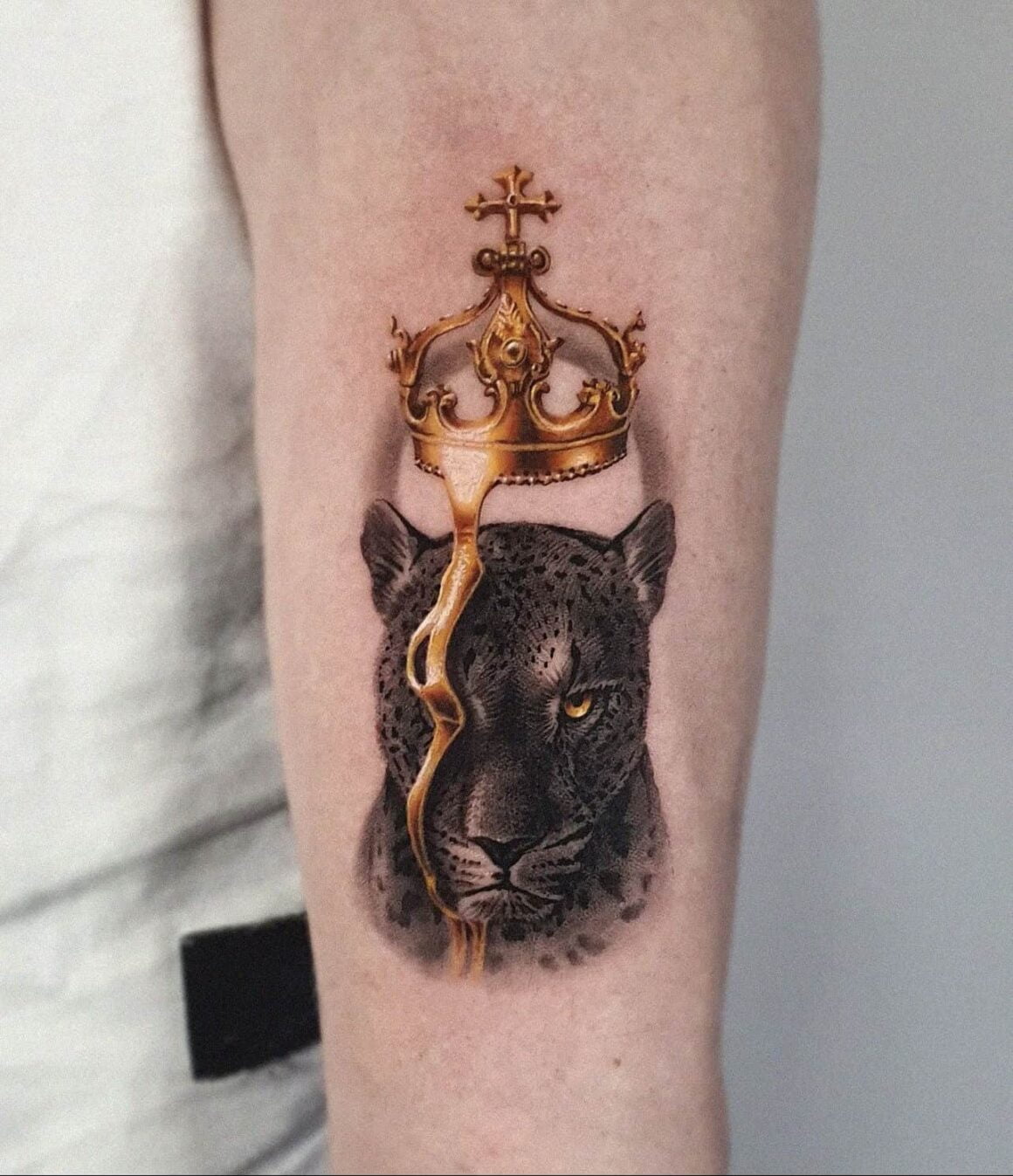 20 Glorious Crown Tattoos To Make You Feel Like Royalty