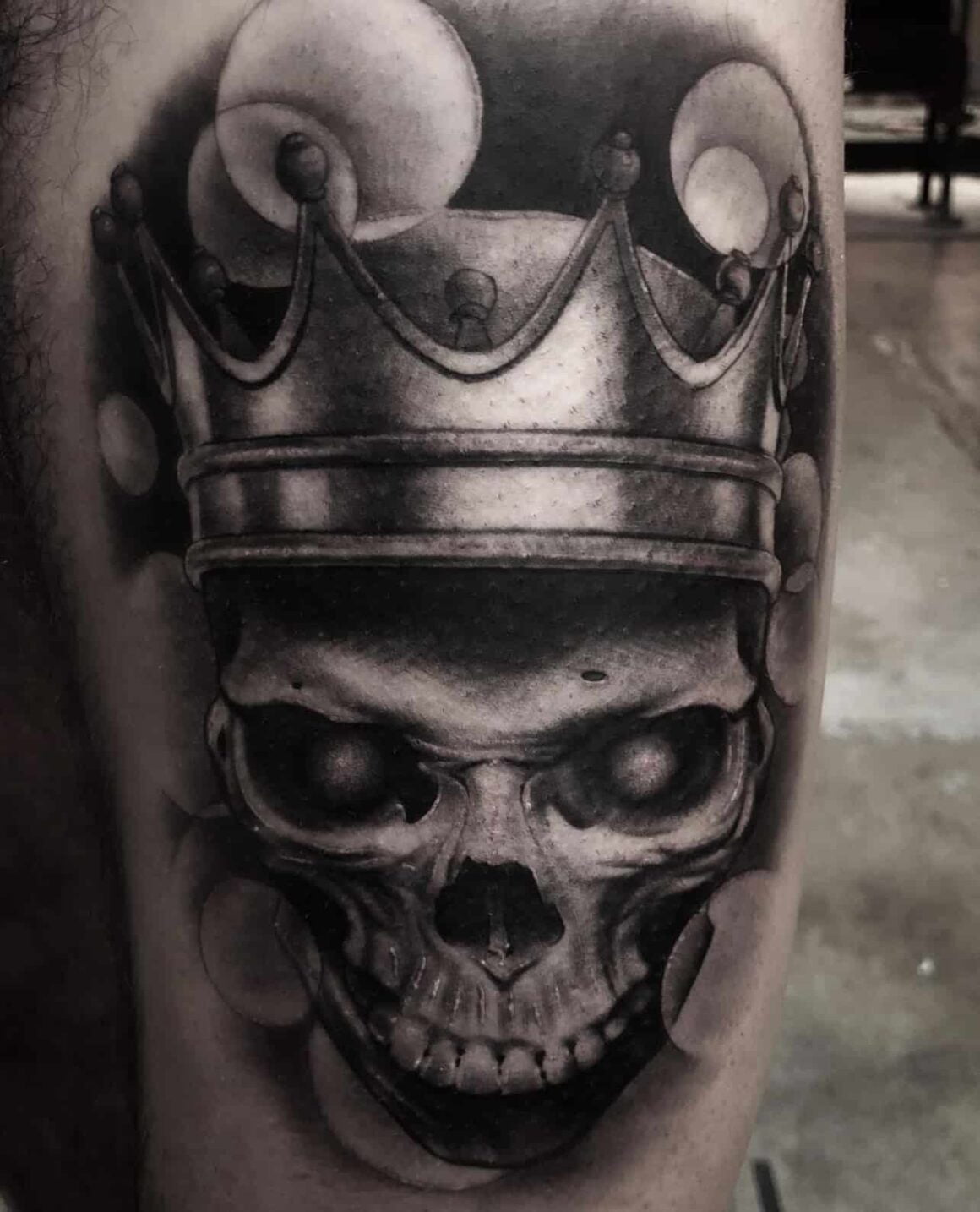 20 Glorious Crown Tattoos To Make You Feel Like Royalty