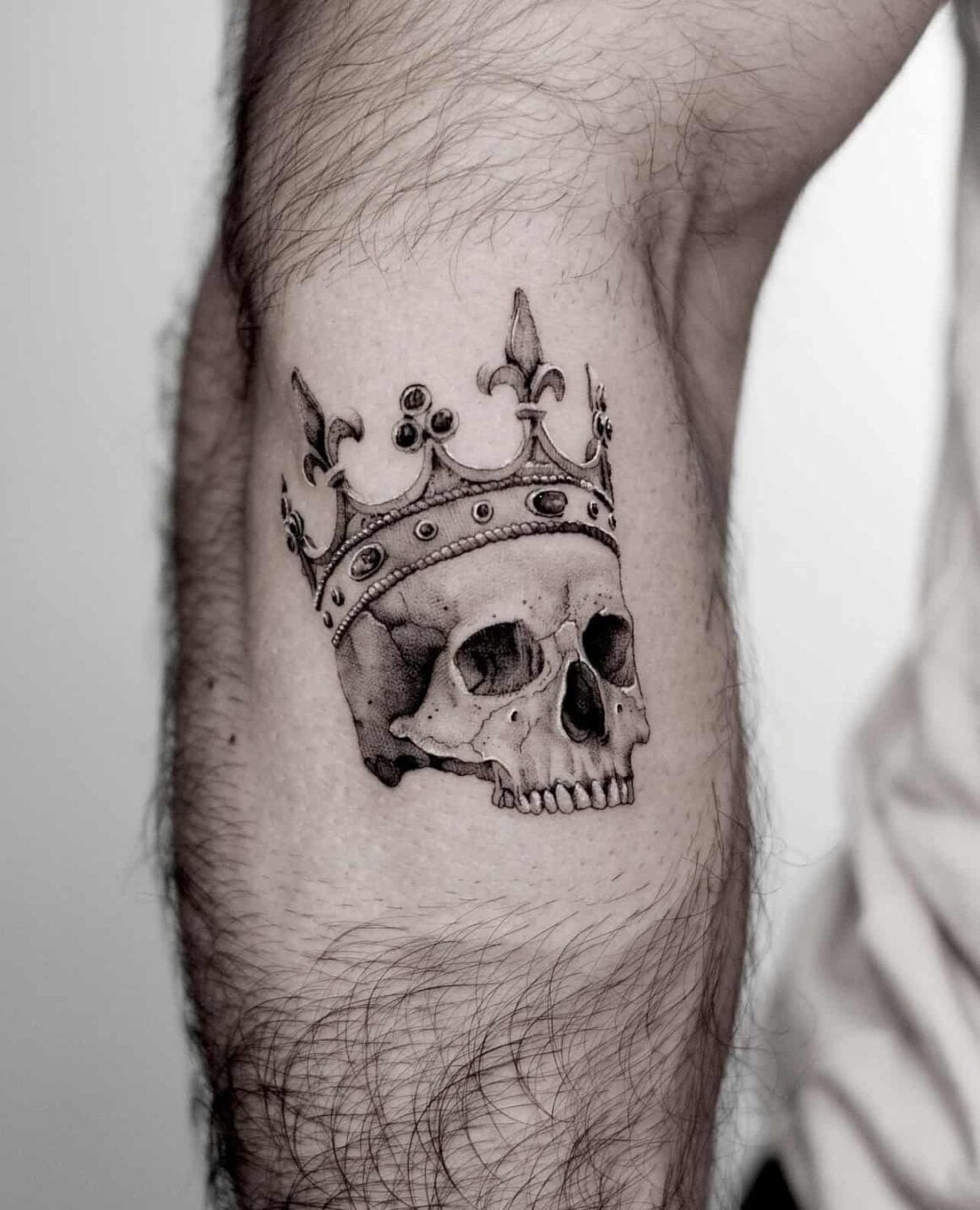 20 Glorious Crown Tattoos To Make You Feel Like Royalty