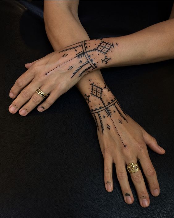 Discover 2024&#8217;s Top 20 Symbolic Hand Tattoos: Chinese, Viking, Om, Anarchy &#038; More &#8211; Get Inspired!