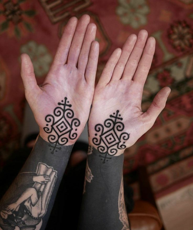 Discover 2024&#8217;s Top 20 Symbolic Hand Tattoos: Chinese, Viking, Om, Anarchy &#038; More &#8211; Get Inspired!