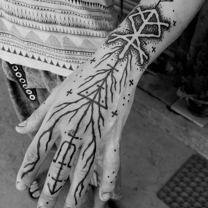 Discover 2024&#8217;s Top 20 Symbolic Hand Tattoos: Chinese, Viking, Om, Anarchy &#038; More &#8211; Get Inspired!