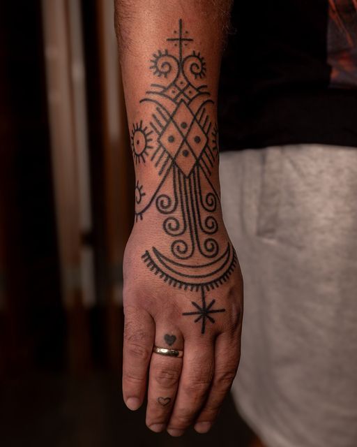 Discover 2024&#8217;s Top 20 Symbolic Hand Tattoos: Chinese, Viking, Om, Anarchy &#038; More &#8211; Get Inspired!