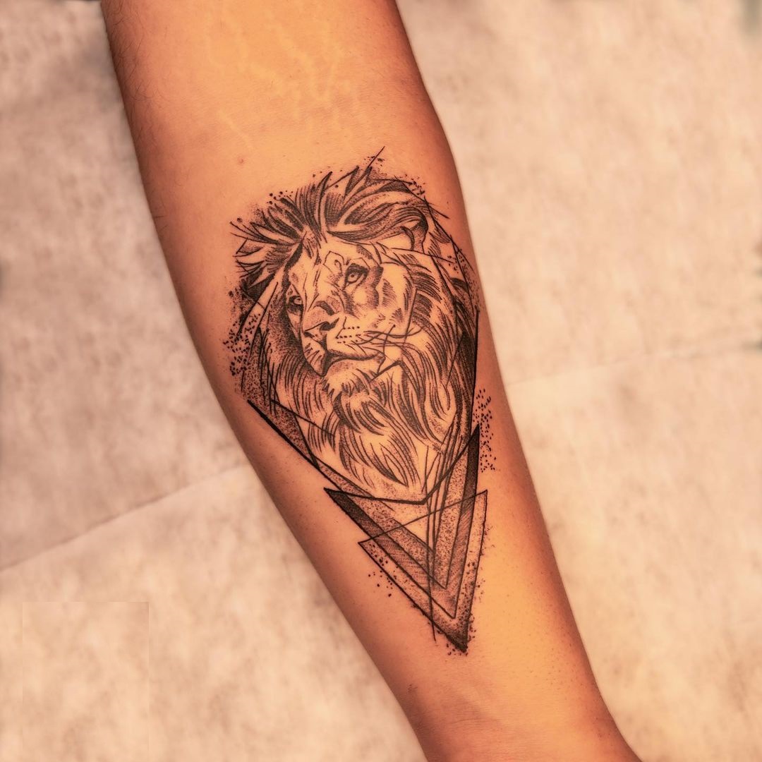 Dynamic Geometric Lion Design On Forearm