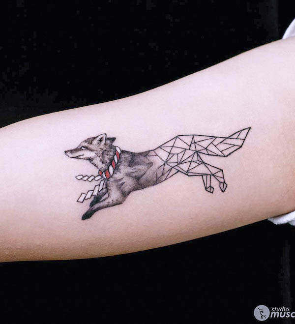 Form-shifting fox tattoo by @studiomuscat