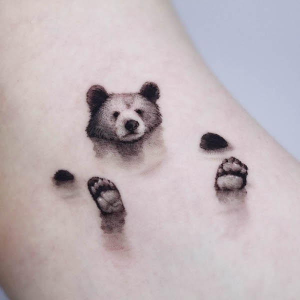 Cute bear swimming by @40.tatt