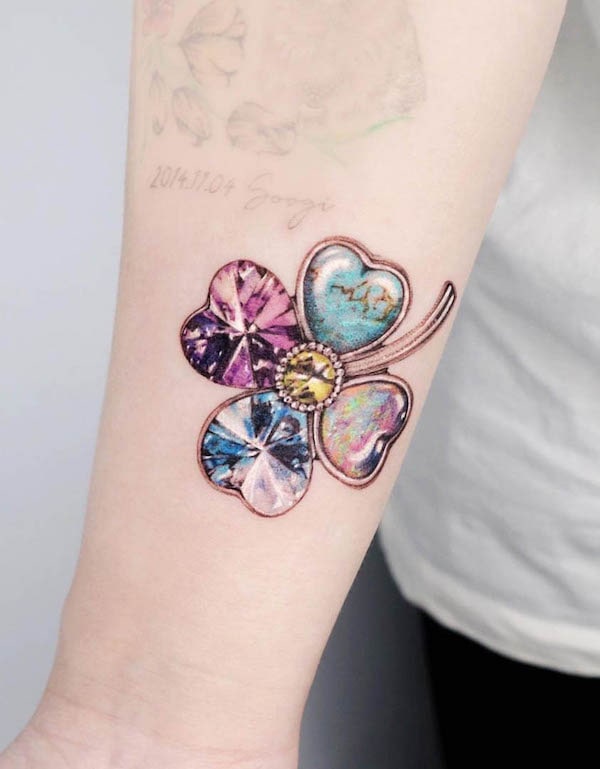 Gemstone four-leaf clover forearm tattoo by @tattooist_siia