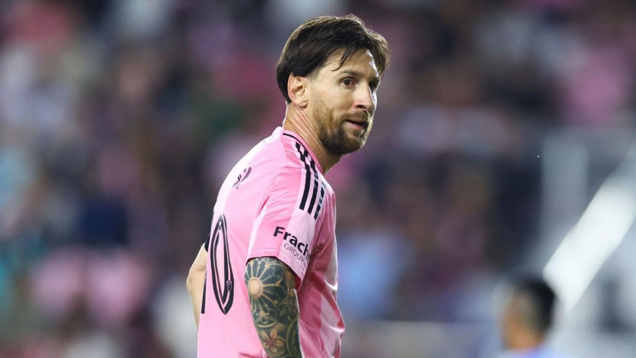 Lionel Messi fined for grabbing neck of NYCFC assistant coach - ESPN