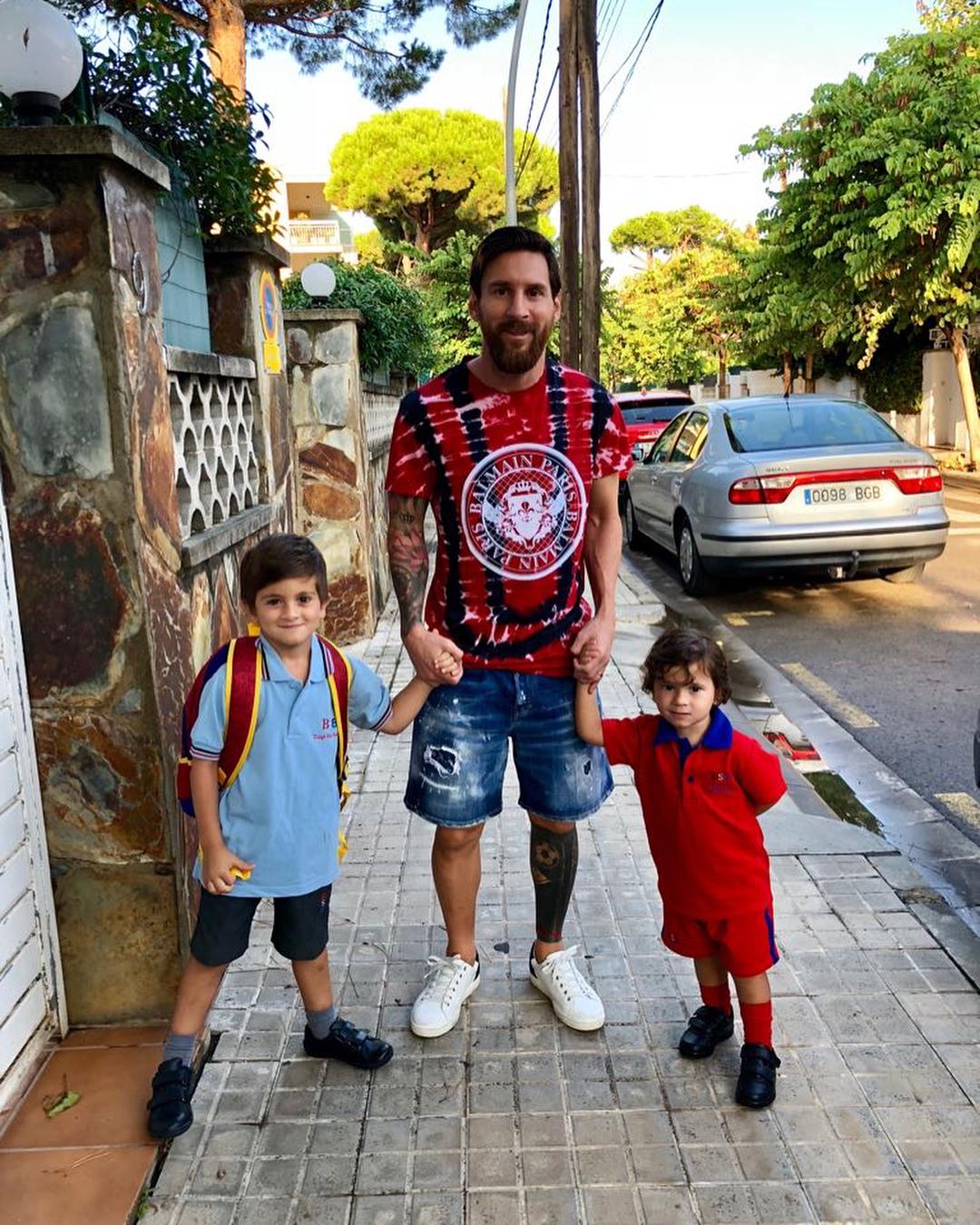 Messi poses with sons Thiago and Mateo as they head into school for their first day back