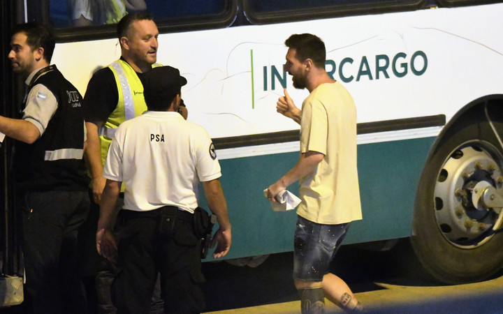 Lionel Messi partió en su avión desde el aeropuerto de Rosario rumbo a Europa: ¿cuándo volvería a jugar con el PSG?