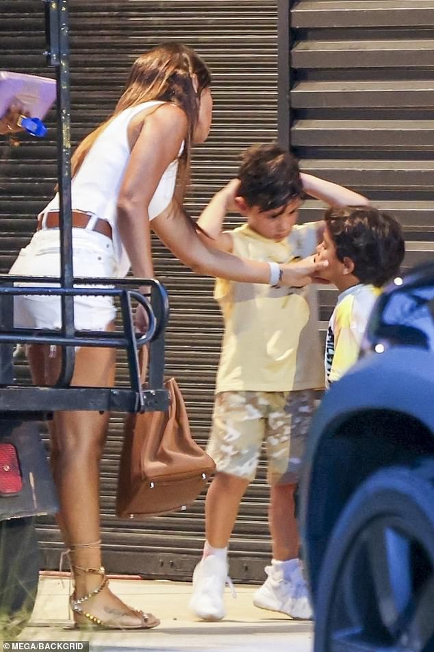 Antonela cưng chiều cậu con trai út của cặp đôi, Ciro, 5 tuổi, khi cô ôm mặt cậu bé