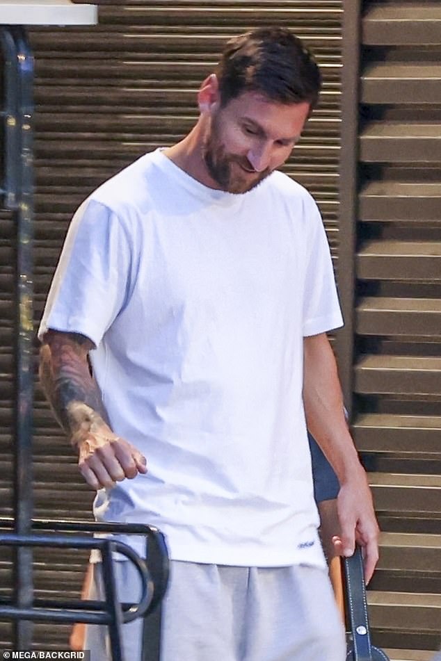 Messi đã chọn một chiếc áo phông trắng rộng thùng thình trong dịp này, kết hợp với quần short màu xám